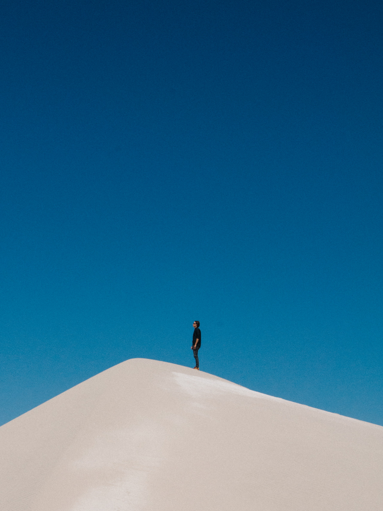 SANTIAGO FIGUERAS — wanderer above the Argentinian landscape.
photo ZELMIRA FRERS.