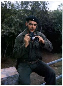 humorhistorico:  Feliz 87 cumpleaños del Che Guevara, un gran líder revolucionario que transcendió las fronteras latinoamericanas.El Che no era una persona perfecta, el nunca se considero, superior a nadie, se hecho a pesar de la imagen ruda que se