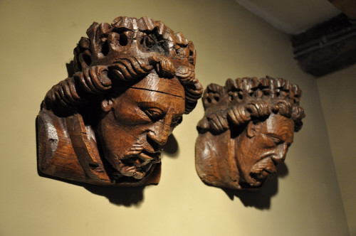 A pair of English medieval oak crowned head corbels (c. 1480-1500) dimensions: 7.5" X 8" X