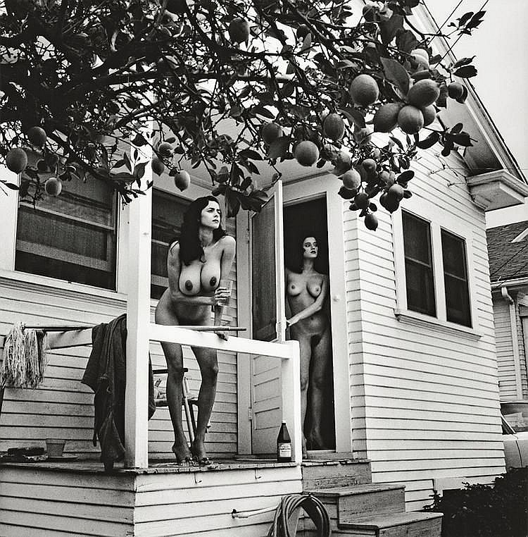 Helmut Newton, „2 Playmates with Lemon Tree, Los Angeles&quot;