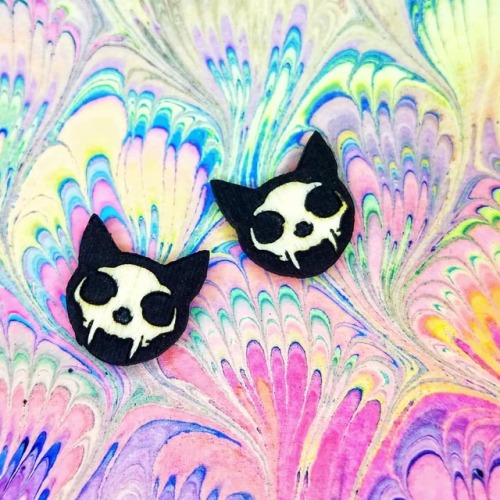 My regular cat studs will soon come in green eyes, gold eyes, or SKULL options.#laseretched #handp