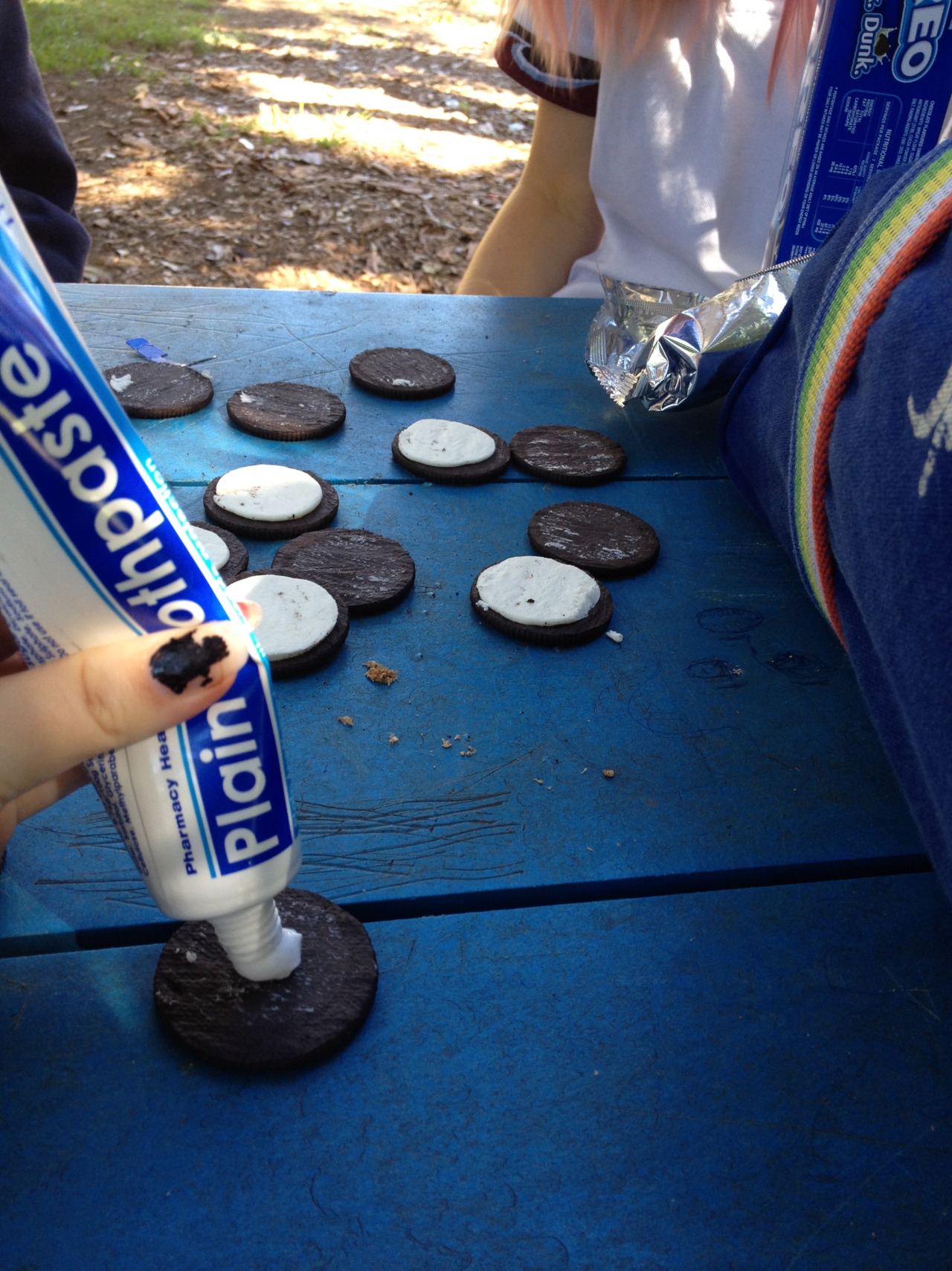 anal-kingdom:  flaffy:  the time lauren and I filled oreos with toothpaste and gave