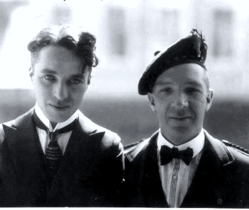 chaplinfortheages:Charlie Chaplin and Scotsman Harry Lauder, Chaplin Studios 1918.