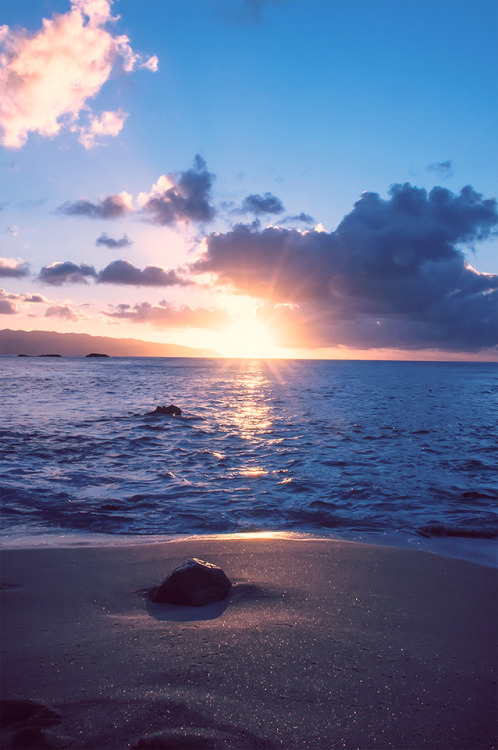 s-m0key:Waimea Bay, Oahu, Hawaii. By - Brian  xx