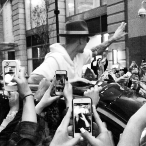jbieberspain:  “Jb in nyc this week. The next steps are going to shock the world!! Very proud of him. How we get back up define us as a man. How we handle hardship. He is ready! Plus this pic is amazing” (Vía @scooterbraun, Instagram).