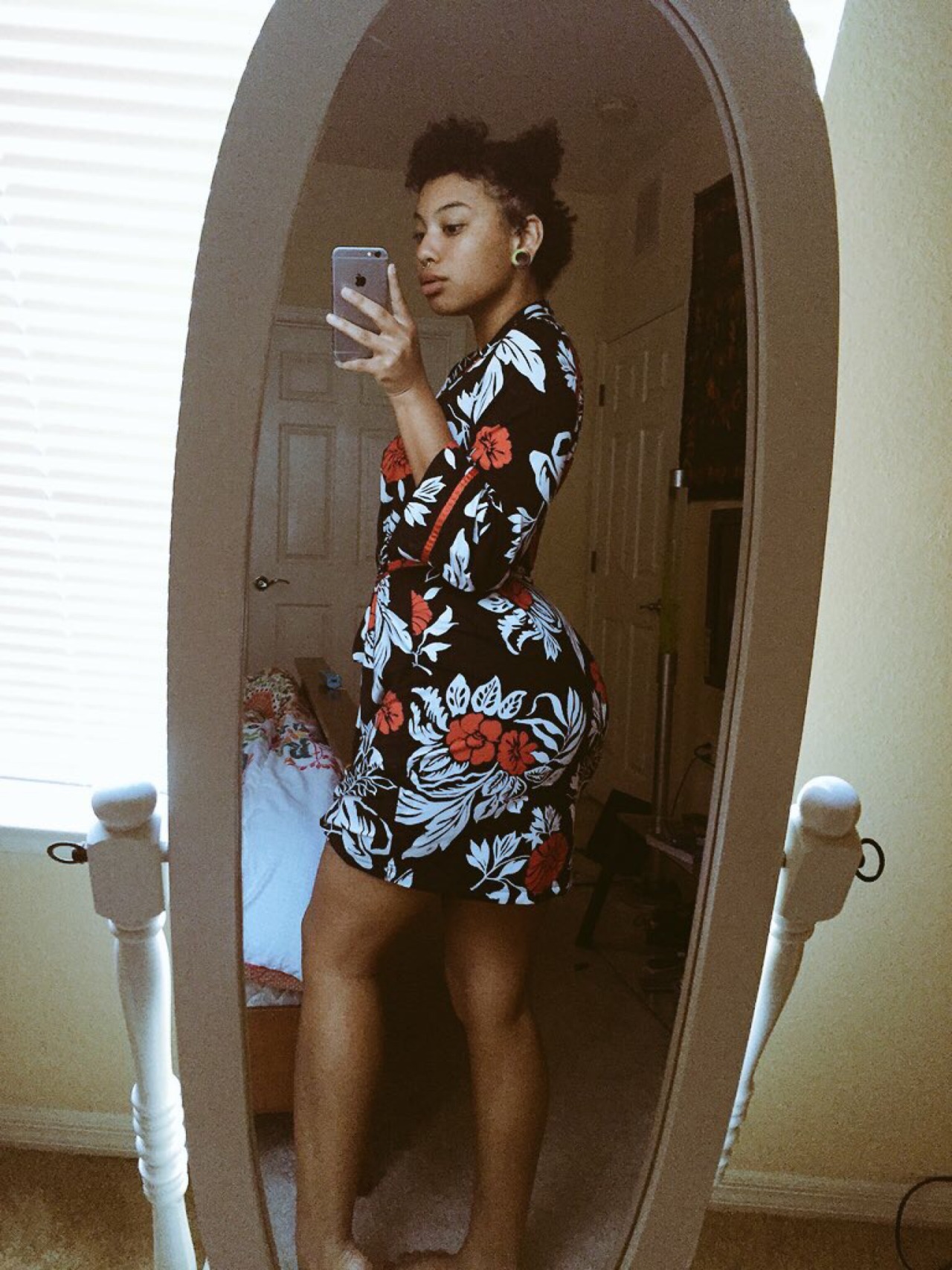 letsgetnakedanddojumpingjacks:  Thiccc peach  Booty like Whoa 😲