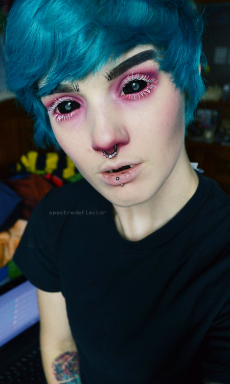 spectredeflector:  More from my Gorillaz makeup look. Sort of my twist on 2D I suppose. I thought the long hair would look kinda cool. This wig (Coupon code is “Asch” for ű off) 