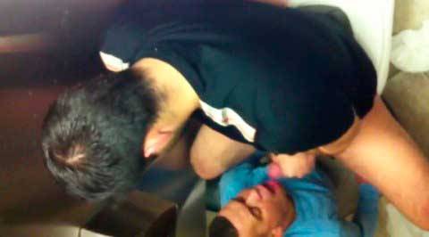 xicosgays:  Cabrón se pasa de gabinete solo para chuparme la verga - VER VIDEO: http://bit.ly/1KMVCZ5