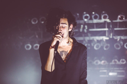 floralxdiamonds:   Matty Healy on Stage 