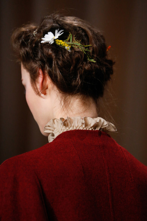 imakegoodlifechoices:star-anise:confessions-of-a-dior-addict:Valentino Couture s/s 2015 hair details