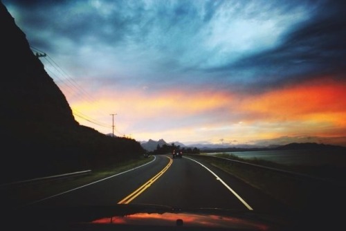 searchforsea:  chloekono:   I have a thing for sunsets    Who doesn’t?
