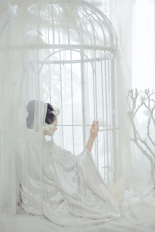 ziseviolet:   Traditional Chinese Hanfu photography by 当小时.  Hanfu from 游园惊梦汉服; type: ruqun/襦裙 & daxiushan/大袖衫 (large-sleeve robe).   