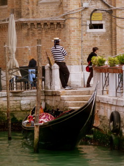 italiacaramia:  Gondolier, Venice  | by Tiphaine