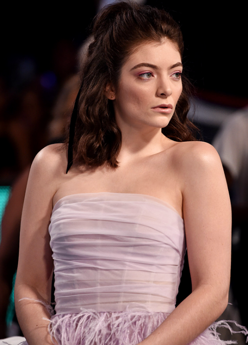 handtomyself:Lorde attends the 2017 MTV Video Music Awards at The Forum on August 27, 2017 in Inglew