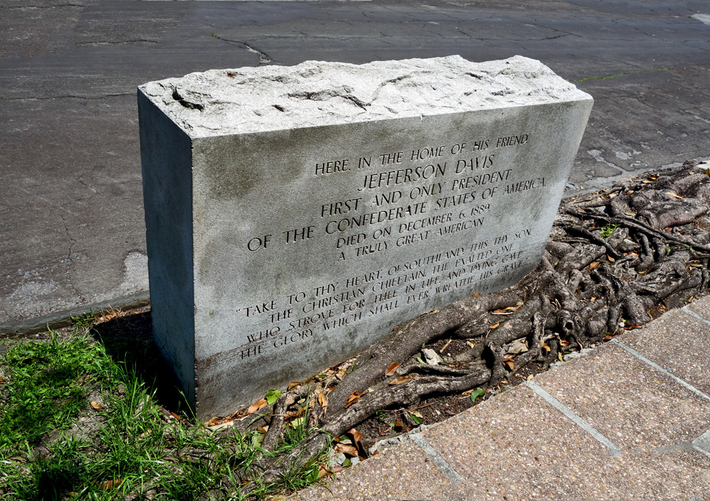 taissiab:  First Street in the Garden District, New Orleans. Anne Rice’s Vampire