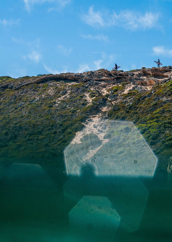 highenoughtoseethesea:  Carissa Moore and Jordy Smith take cliff notes. Ph: Trevor