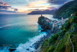 socialfoto:  Vernazza enlightenment by MikaDessagne