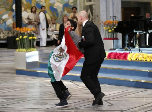 oficiorojo: Oye Malala, recuerda #Ayotzinapa - #YaMeCanse2 - Durante la ceremonia de entrega al Prem