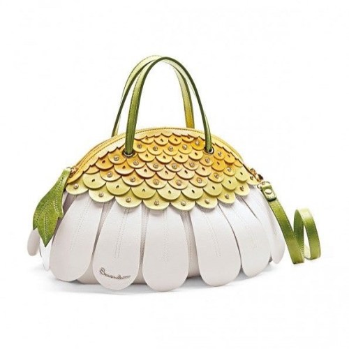 Must have this #daisy #noveltyhandbag #floralfashion @gingersnapsnyc (at Brooklyn NYC)