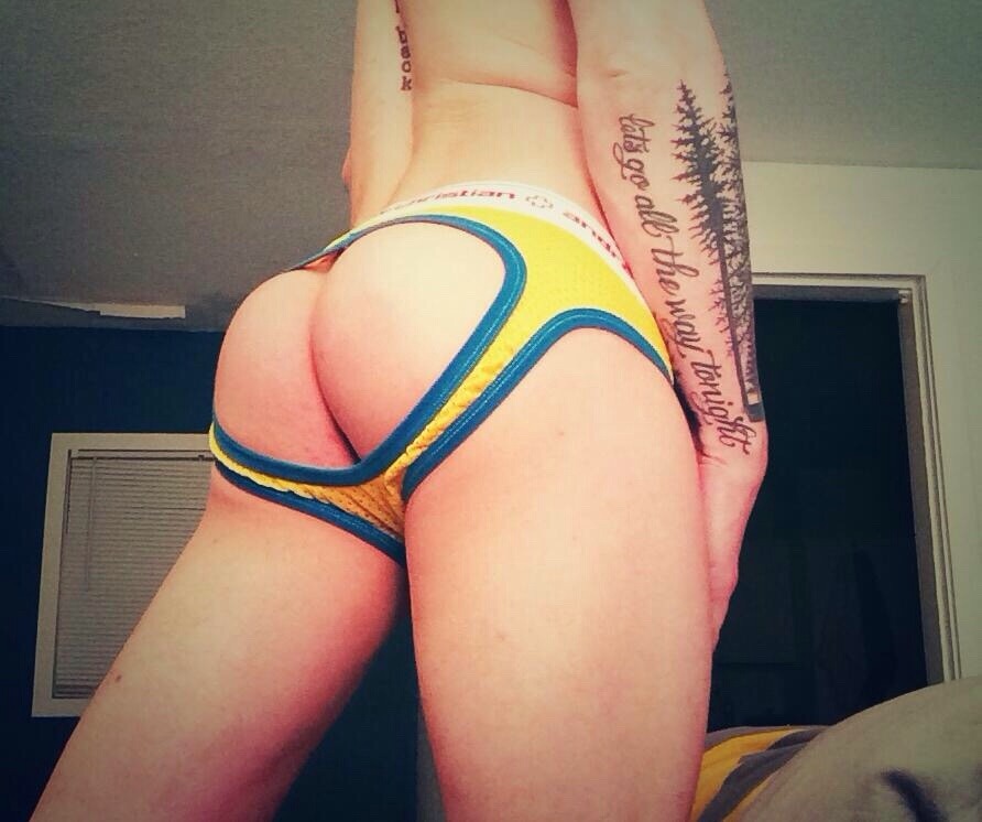 jockguybttm:  Damn this lil dude is packing some dick