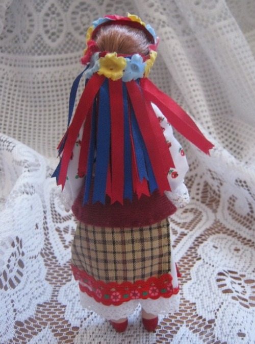 Dolls in Folk Costumes (click to enlarge)1-4. Karachay festive costume from the caucasus5-7. Summer 