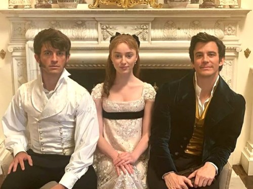 Jonathan Bailey, Phoebe Dynevor And Luke Thompson In Some BTS Photos From Bridgerton S1