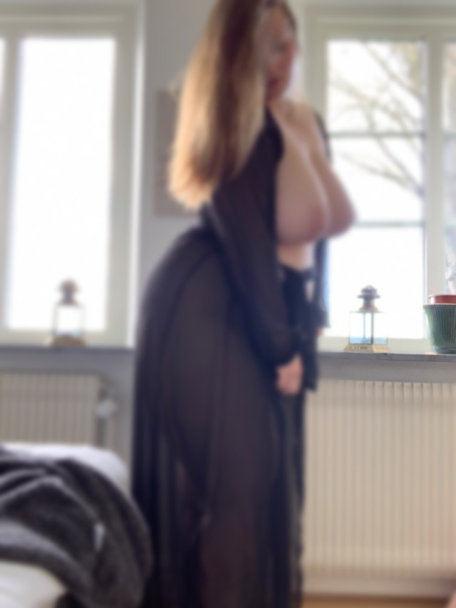 littlebitjiggly:Tumblr hates female nipples. Even blurred ones 💩