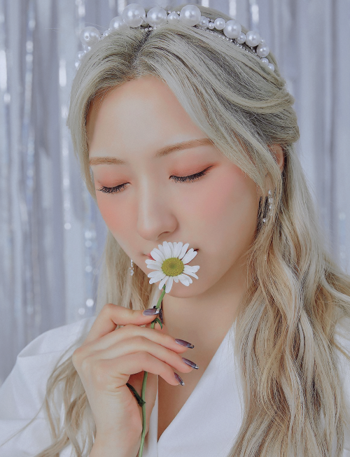 eunseo universe photoshoot: light silver