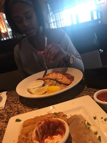 ayemuhhfucka:  devthagoddess: drewthoven:  bboyplankton:   chrissongzzz: Girls Love Food Boy. Make them eat , be faithful to them and you will have the Best Girl in the world. 💯 Lol she’s so happy in every single photo.   I’m tryna feed a girl