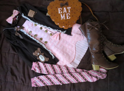 mintkismet:  Finally the owner of a long time wishlist item - Angelic Pretty’s Royal Chocolate salopette in pink ヾ(´∀｀○)ﾉｲｪｰｲ♪ here’s a quick coordinate I put together with it - there’ll be some tweaking before I wear it out,