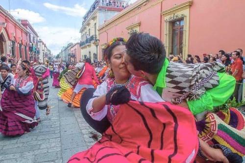 En Julio las calles de Oaxaca viven la tradición y el folklor de la Guelaguetza. : @ivanjimof Ahora