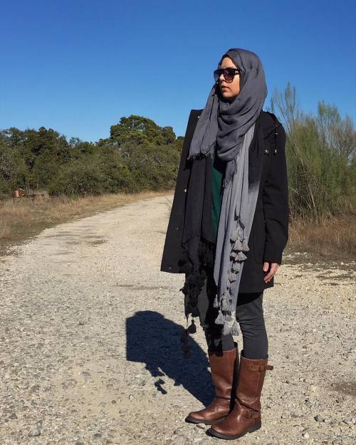 Dark Grey Cotton Modal Hijab: @velascarves Ombré Tassel Scarf: @dinatorkia #dinatorkia #velag