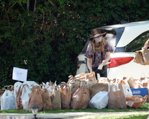 Rachel McAdams realizando doação em uma instituição de caridade em Los A