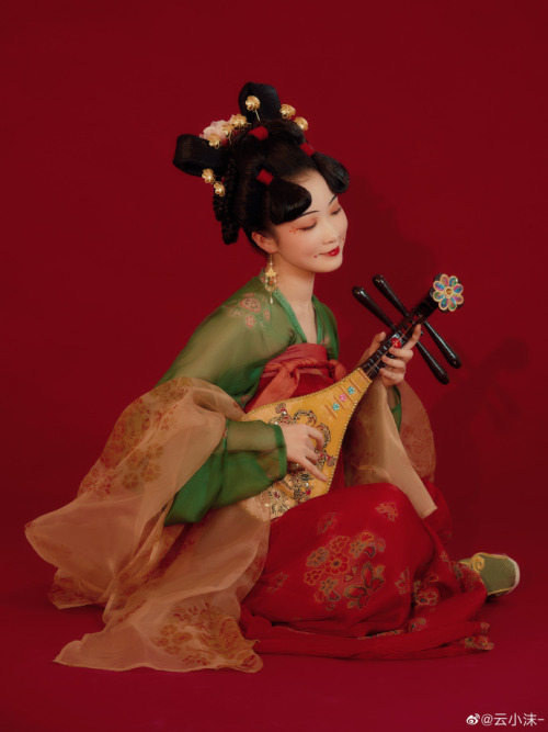 hanfugallery:chinese hanfu by 云小沫-This photoshoot is based on the performance “Evening Feast at the 