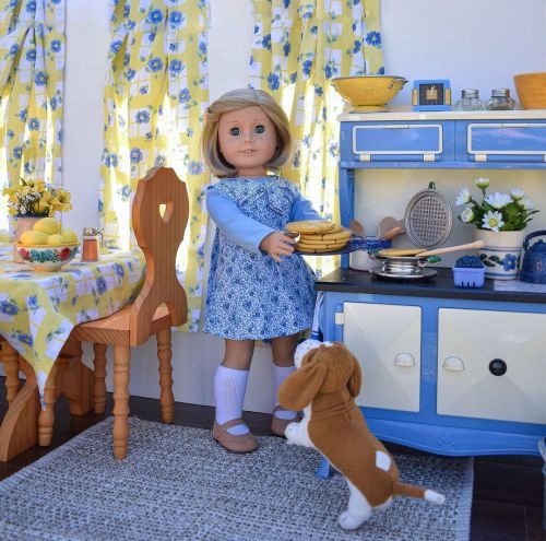 benbunny: aliotter: moocowinminature: Kit making waffles in her airy springtime blue &amp; yello