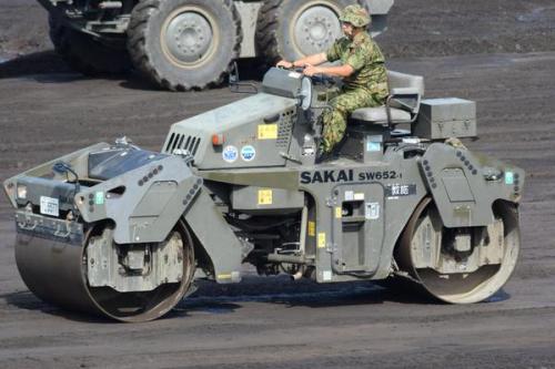 cksblr:  芹沢謙＠砲雷撃戦E-062さんはTwitterを使っています: “試射が終わって施設科の整地作業。ロードローラーだッ！！ http://t.co/pgEhDUtU6R” 