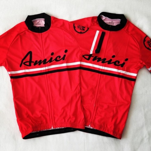 retrovelocycling: The Amici women’s jersey. Because riding is for friends. And looking good. At seri