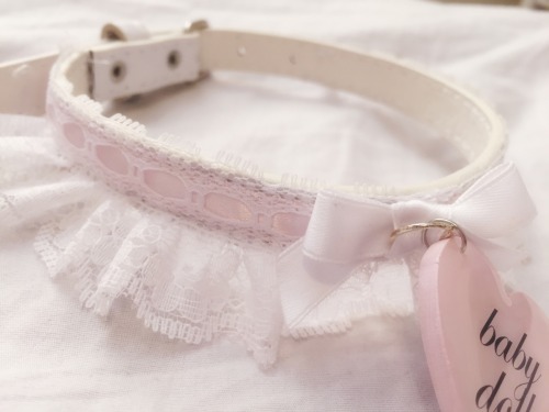 acuriousidea:  Some detail shots of my dollymilk collar. 