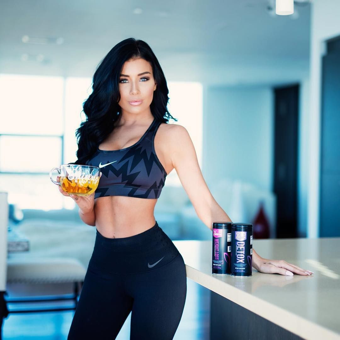 Early start to Sunday getting back on the grind 💕 hiking + @skinnybunnytea kind