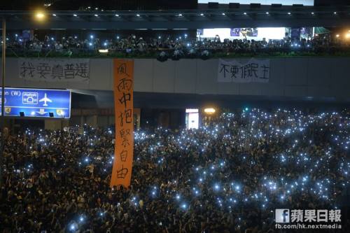wolfseeker87:THE UMBRELLA REVOLUTION We don’t need any tear gas, we’re crying already.風雨中抱緊自由。 Brace