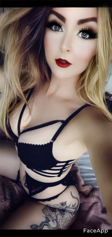 yourforbiddentemptation:I got that red lip, classic thing that you like 💋