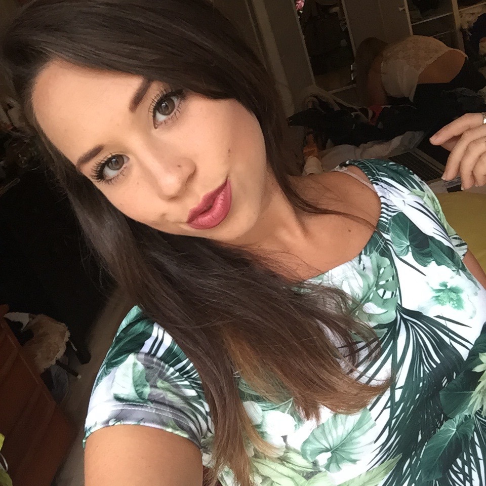 vivafanny:  Feeling my tropical shirt.