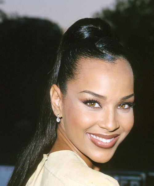 flyandfamousblackgirls:LisaRaye attends the premiere of “Nutty Professor II: The Klumps” (2000)