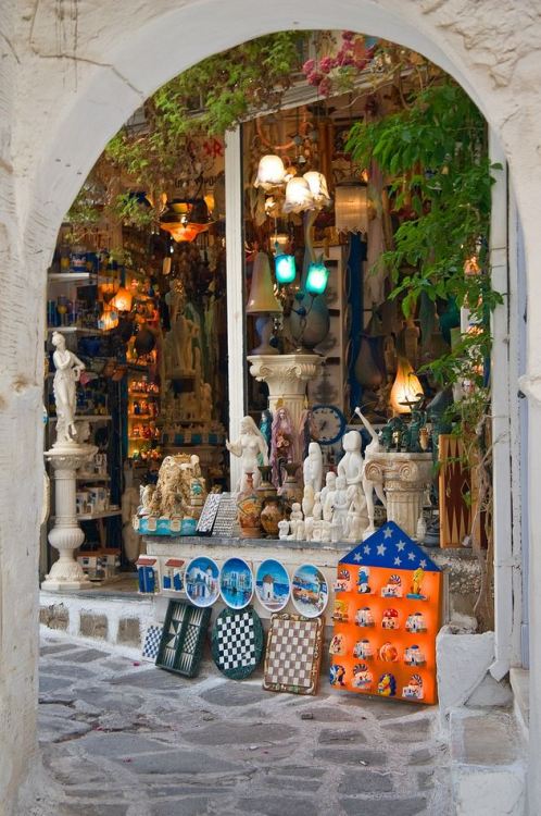 Antiques shop on the streets of Parikia / Greece (by Kevin).