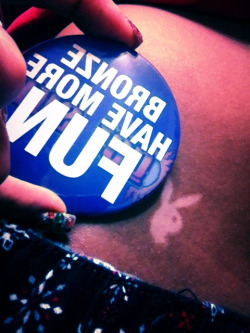 viintage-barbiied0ll:  Hahahaha(: won a magnet at my tanning place