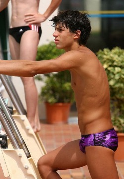 briefsgalore:  Every day new hot guys showing off their body in briefs or speedos! Check out and follow Briefs Galore! Message me on kik: briefsgalore Briefs Galore | View The Archive | Submit Your Pics | Ask Me Anything