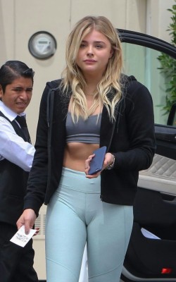 celebspleasurepics:  Chloe Grace Moretz cameltoe in tights