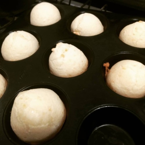 A massa do pão de queijo ficou mole demais? Então faça cupcakes...