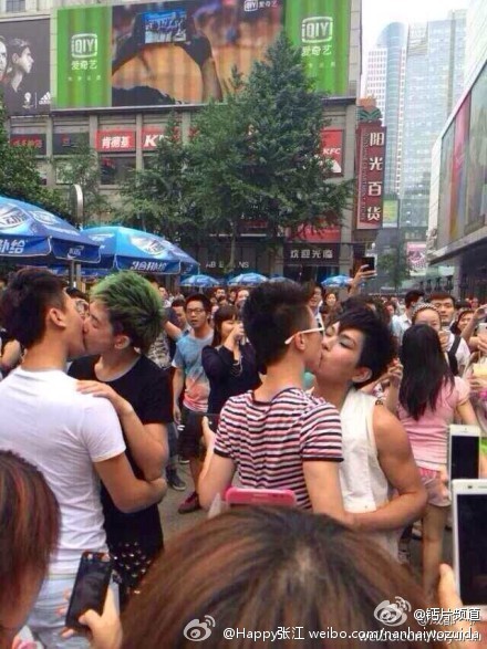 fuckyeahchinesebl:  offbeatchina:  Gay couple kissing contest on the busiest shopping strip in Chengdu attracted many exciting females.   2333好多腐女 