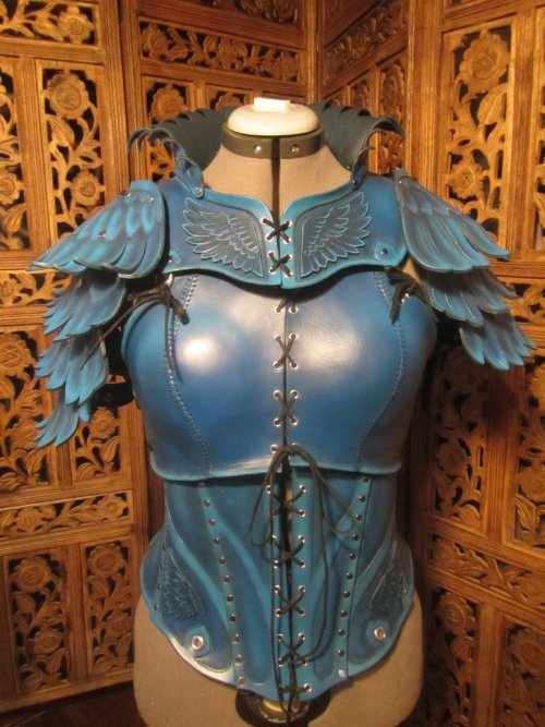 fabricatedgeek:  Women’s Leather Armor- Blue Jayby SavagePunkStudio I’m loving the practical female armor that’s also just flat out gorgeous!   Excuse me, but… this is what you call practical? At least it has no cleavage, but it is still